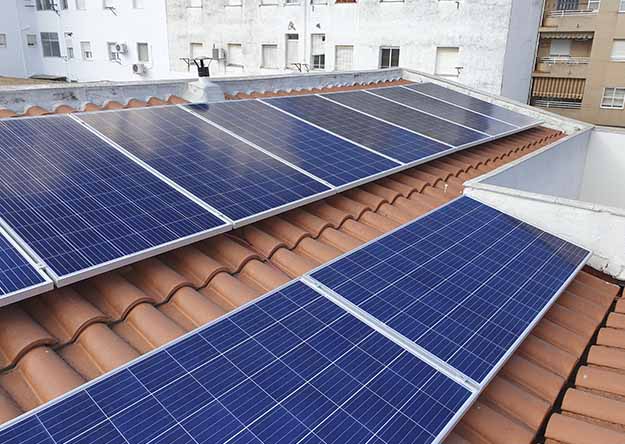 Placas solares para autoconsumo en tejado varias aguas