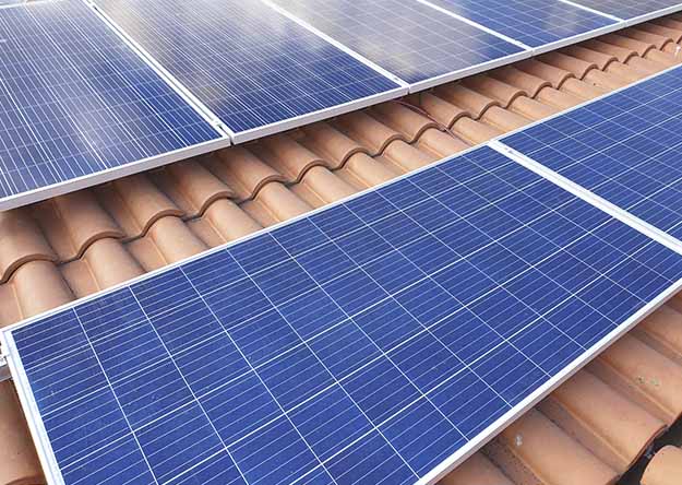 Placas solares para autoconsumo en tejado varias aguas