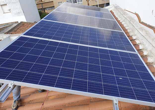 Placas solares para autoconsumo en tejado varias aguas