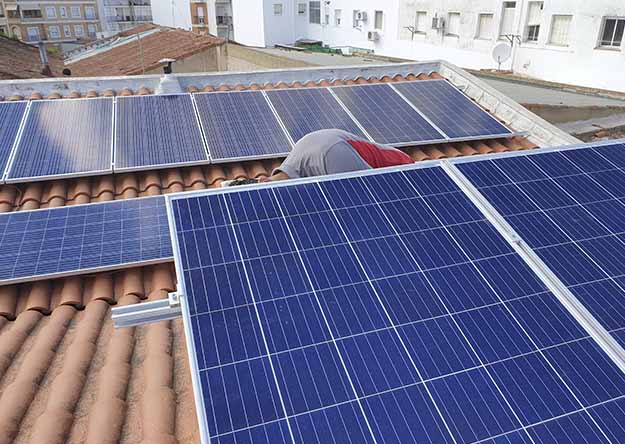 Placas solares para autoconsumo en tejado varias aguas