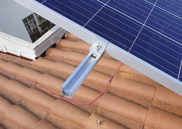 Placas solares para autoconsumo en tejado varias aguas