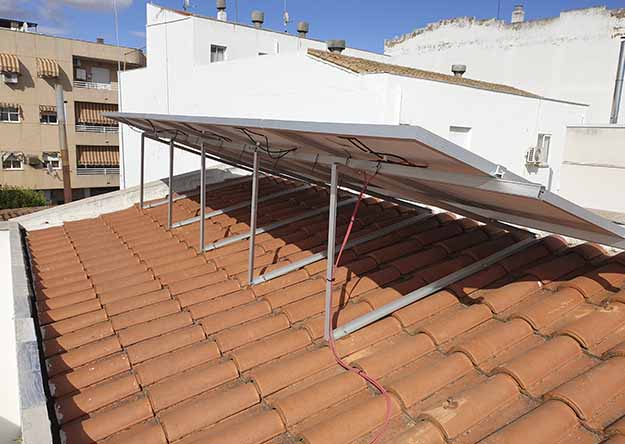 Placas solares para autoconsumo en tejado varias aguas