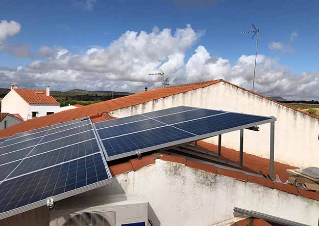 Placas solares para autoconsumo en tejado varias aguas