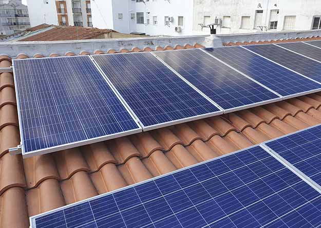 Placas solares para autoconsumo en tejado varias aguas